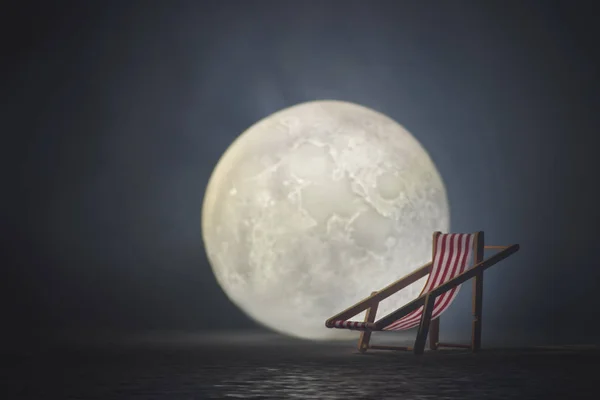 満月の背景に赤いビーチチェアー — ストック写真