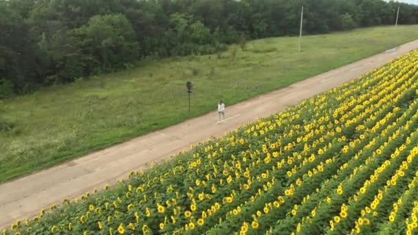 Taniec Rano Młoda Kobieta Podróży — Wideo stockowe