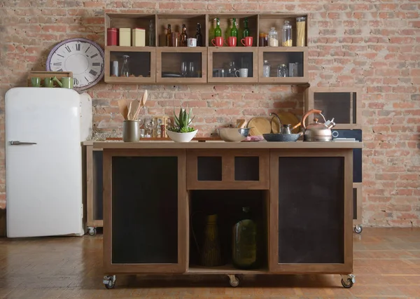 Furnitur Dapur Pada Latar Belakang Bata — Stok Foto