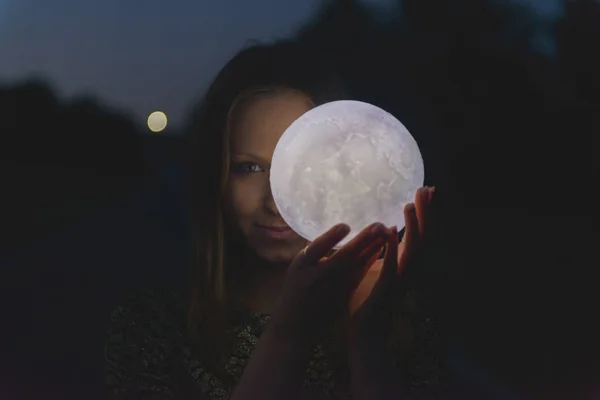 Una Chica Con Una Luna Sus Manos —  Fotos de Stock