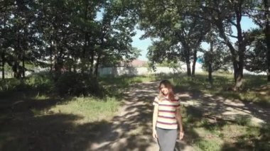 Yaz saati. Park kız rahatlatıcı