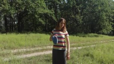 Yaz saati. Park kız rahatlatıcı