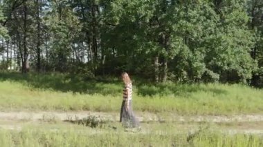 Yaz saati. Park kız rahatlatıcı