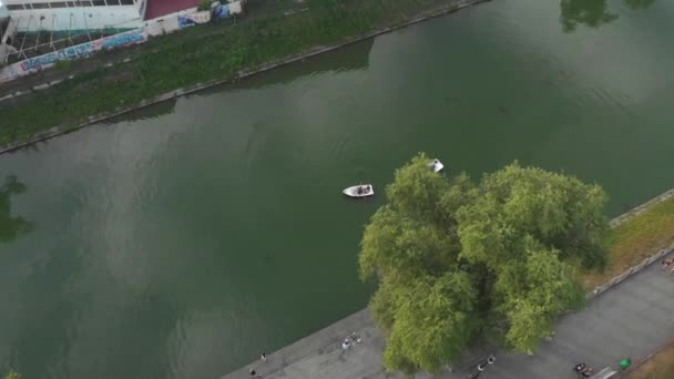 Міська Набережна Річка Човни Вид Безпілотника — стокове відео