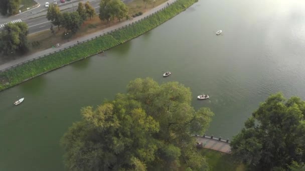 城市堤 河和小船 从无人机的看法 — 图库视频影像