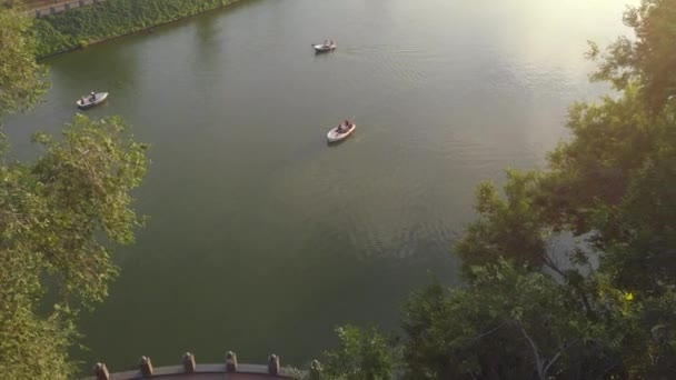 Πόλη Ανάχωμα Ποτάμι Και Σκάφη Θέα Από Drone — Αρχείο Βίντεο