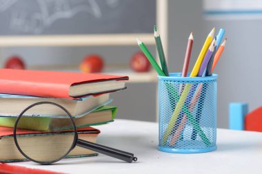 Masanın üzerine okul malzemeleri, yakın çekim