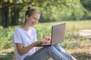 Dizüstü gülümseyen kız serbest meslek 