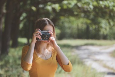 Parkta bir fotoğraf makinesi ile güzel kız 