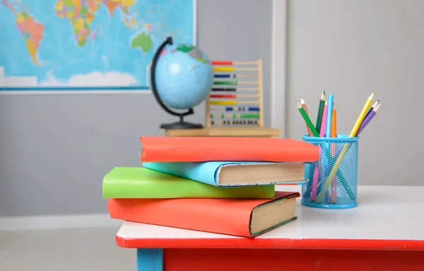 Tankönyvek Színes Ceruzák Iskolapadban Közelről — Stock Fotó