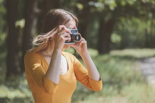 Jovem Com Uma Câmera Vintage — Fotografia de Stock