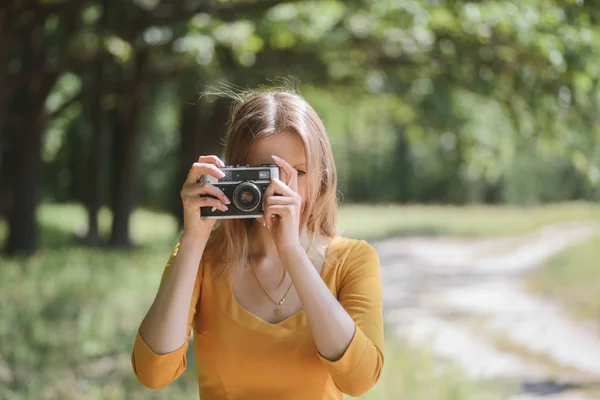 Krásná Dívka Žlutých Šatech Fotoaparátem — Stock fotografie
