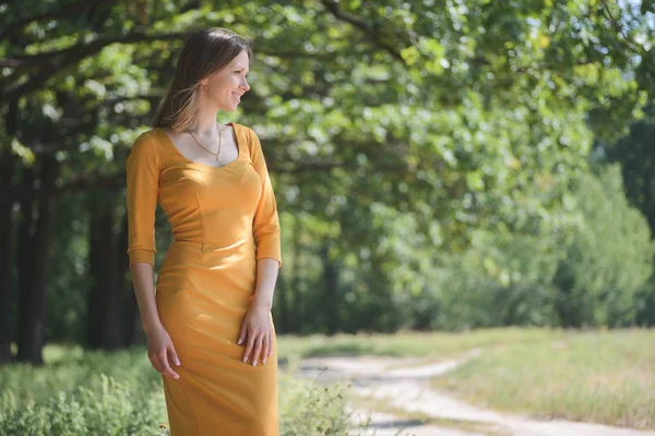 Kobieta Żółta Sukienka Pozowanie Naturalne Podłoże — Zdjęcie stockowe