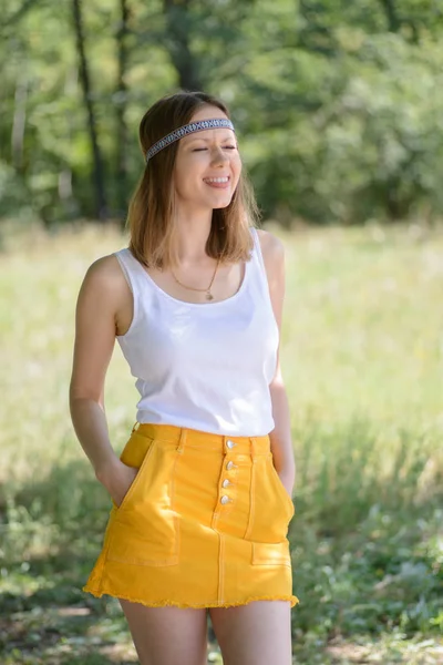 Menina Hippie Bonita Sorrindo Fundo Natural — Fotografia de Stock