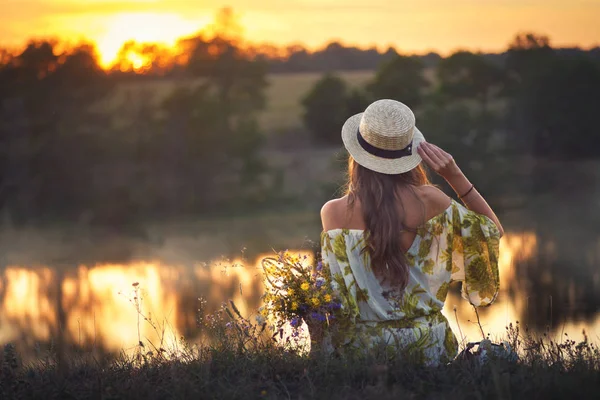 Una Chica Con Sombrero Admirando Puesta Sol Río — Foto de Stock