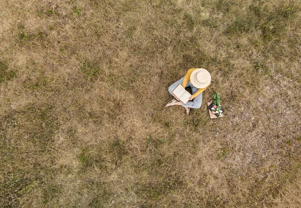 Una Chica Sombrero Leyendo Libro Una Vista Superior — Foto de Stock