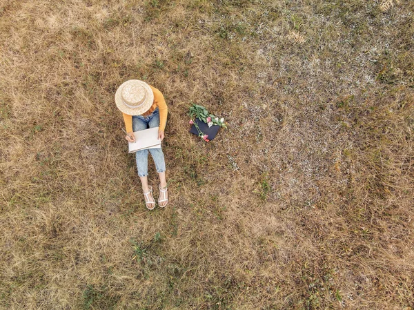 Una Chica Con Sombrero Dibujando Boceto Aire Libre — Foto de Stock