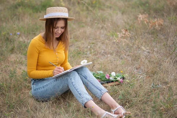 Girl Drawing Sketch Outdoors — Stock Photo, Image