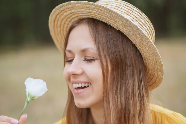 Menina Feliz Com Uma Flor — Fotografia de Stock