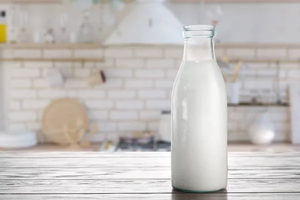 一瓶牛奶在厨房的桌子上 — 图库照片