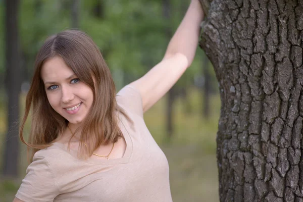 Girl Tree Posing — Stock Photo, Image