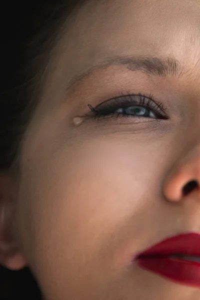 Jovem Mulher Está Chorando Close — Fotografia de Stock