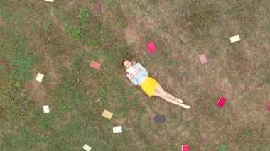 Kız ve yerde yatan kitaplar