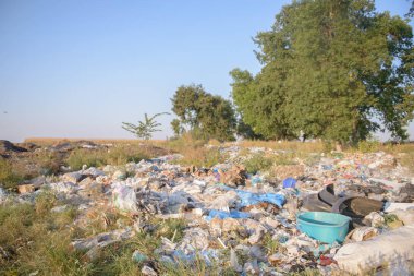 Çöplüğü doğal bir arka plan üzerinde 