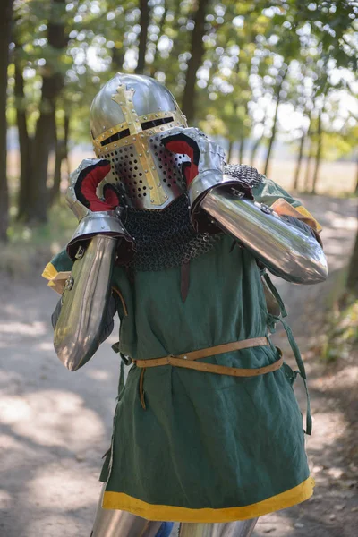 Cavaliere Medievale Armatura Nel Bosco — Foto Stock