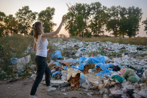 Jovem Menina Jogando Lixo — Fotografia de Stock