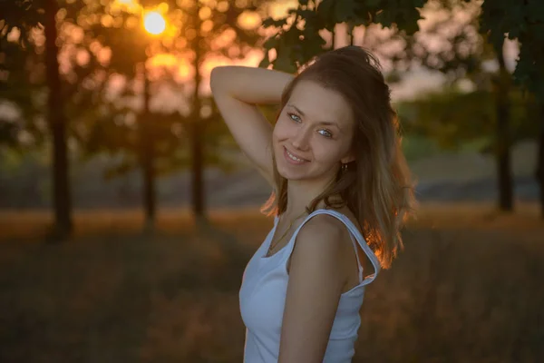 Πορτρέτο Ενός Κοριτσιού Ένα Άσπρο Shirt Στο Ηλιοβασίλεμα — Φωτογραφία Αρχείου