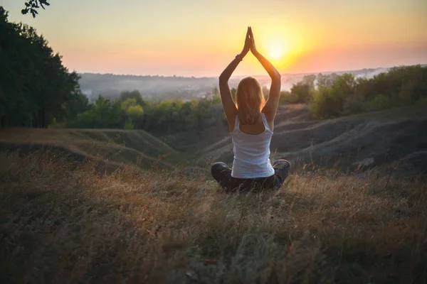 Jonge Vrouw Oefenen Yoga Bij Zonsondergang — Stockfoto