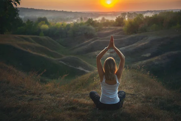 Gün Batımında Yoga Yapan Genç Bir Kadın — Stok fotoğraf