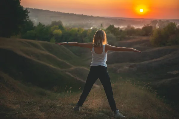 Młoda Kobieta Ćwiczy Jogę Zachodzie Słońca — Zdjęcie stockowe