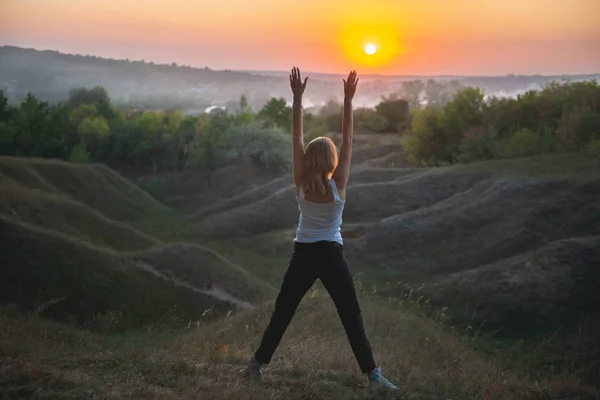 Jovem Praticando Ioga Pôr Sol — Fotografia de Stock