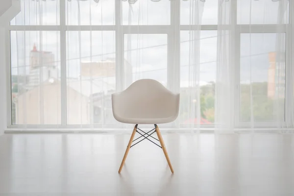 Białe Krzesło Tle Okna — Zdjęcie stockowe