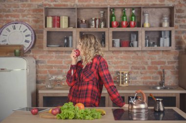 Kadın mutfakta apple ile