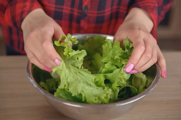 Salad Memasak Perempuan Dapur Close — Stok Foto