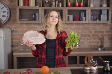 Mutfakta etli güzel kadın