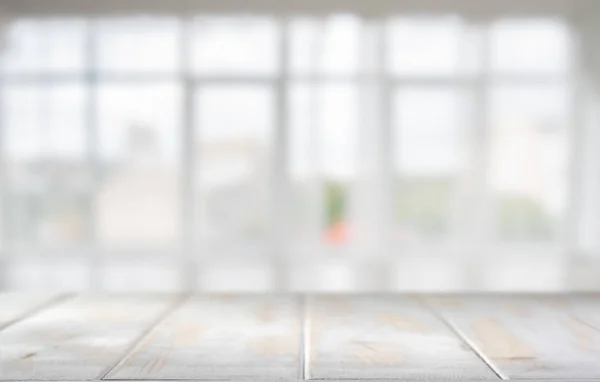 Felső Egy Szoba Nagy Ablakokkal Fehér Asztal — Stock Fotó