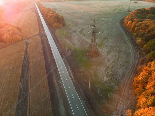 秋季晚间的公路和输电线路 — 图库照片
