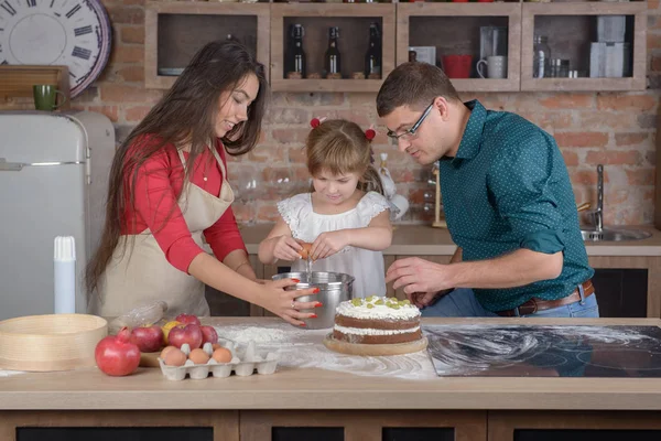 Die Familie Den Kuchen Backt Tochter Zerbricht Ein Hühnerei — Stockfoto