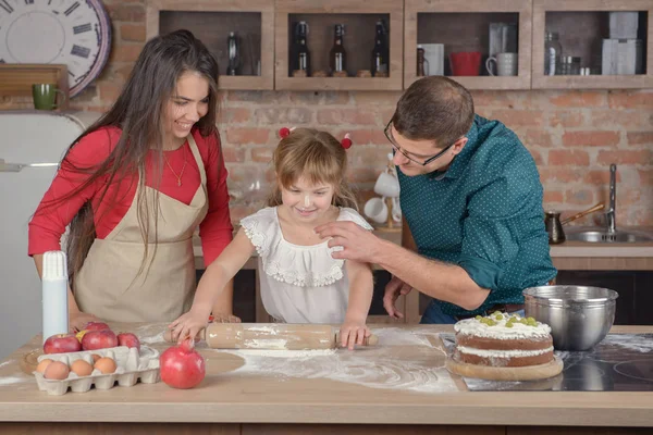 Girl Making Cake Her Parents — Stock Photo, Image