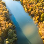 Gyönyörű őszi folyó - felülnézet. Természet