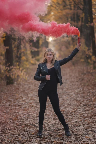 Ragazza Con Bomba Fumogena — Foto Stock