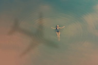 Kız su ve Uçak gölgesi