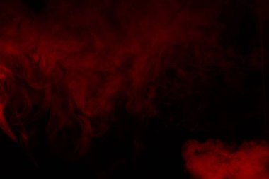 Kırmızı üzerine siyah duman