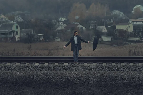 Самотній Чоловік Парасолькою Залізничній Лінії — стокове фото