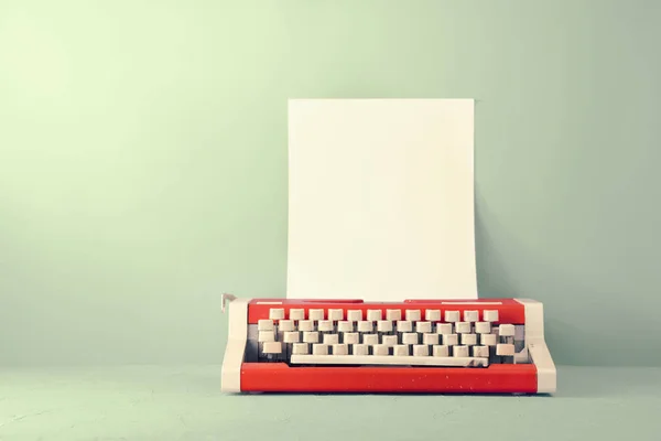 Alte Rote Schreibmaschine Nahaufnahme — Stockfoto