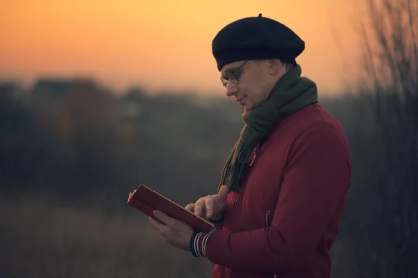 Homem Com Livro Pôr Sol — Fotografia de Stock